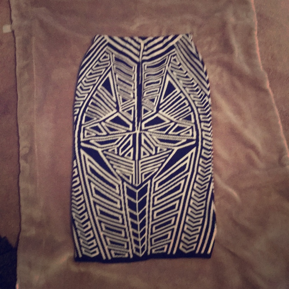 Black/white tight knit skirt